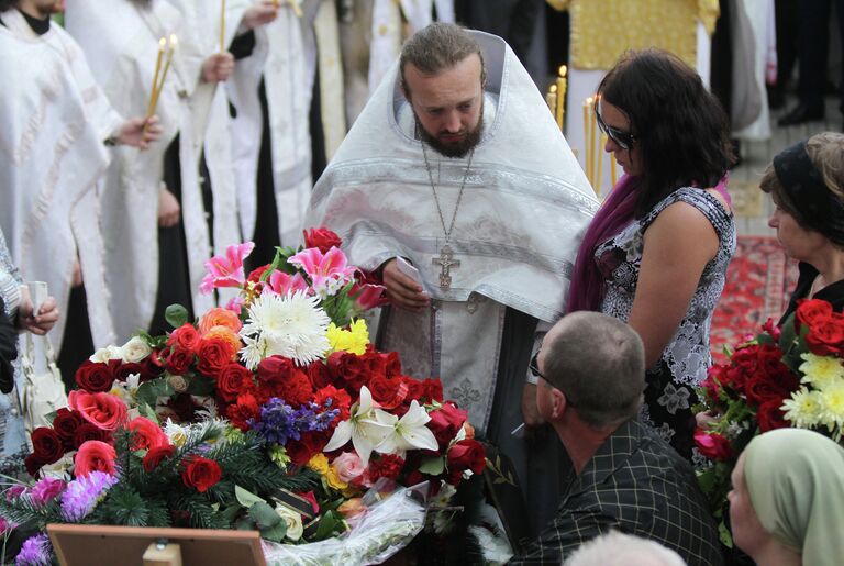 Панихида по погибшим в автокатастрофе на Украине