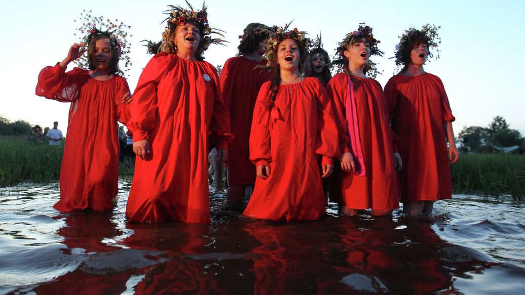 © РИА Новости / Константин ЧалабовПерейти в медиабанк<br>Праздник Ивана Купалы на берегу озера Ильмень