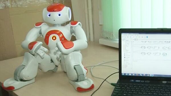Синеглазая девочка-робот говорит по-английски  и делает ласточку