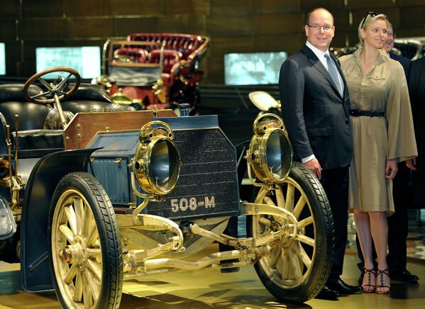 Князь Монако Альбера II с женой княгиней Шарлен в музее Mercedes-Benz