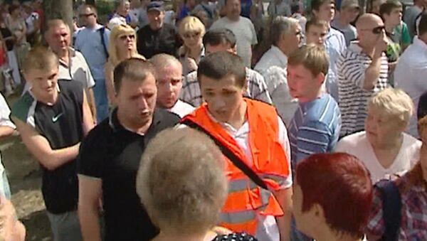 Сторонники Тимошенко устроили драку с коммунальщиками у здания суда 