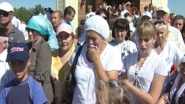 Люди пускали венки по воде на открытии мемориала погибшим на Булгарии