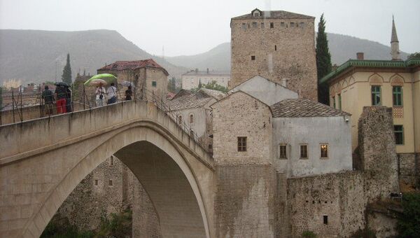 Необычный Старый мост, перекинутый через реку Неретву, являе