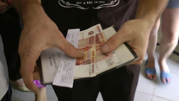 Жители Крымска стоят в очередях за новыми паспортами и материальной помощью