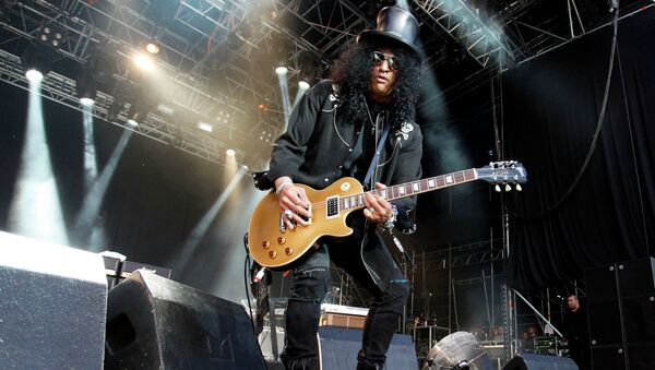 Гитарист Guns N' Roses с гитарой Gibson. Архивное фото