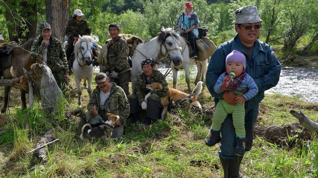 Родовая община на летнем стойбище. Архивное фото