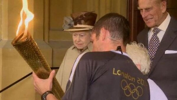 Королева Елизавета II впервые увидела олимпийский огонь 