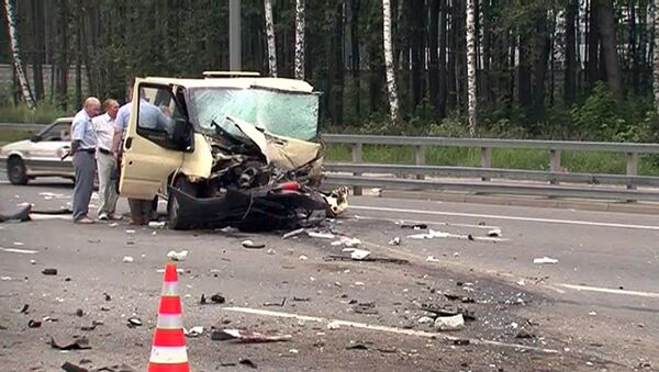 Помятые в ДТП Porsche Cayenne и авто инкассаторов перекрыли Киевское шоссе