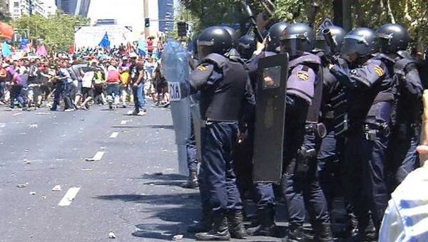 Бастующие шахтеры закидали камнями полицейских в Испании