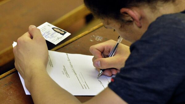 Абитуриент во время вступительного экзамена по математике в Российский государственный гуманитарный университет.