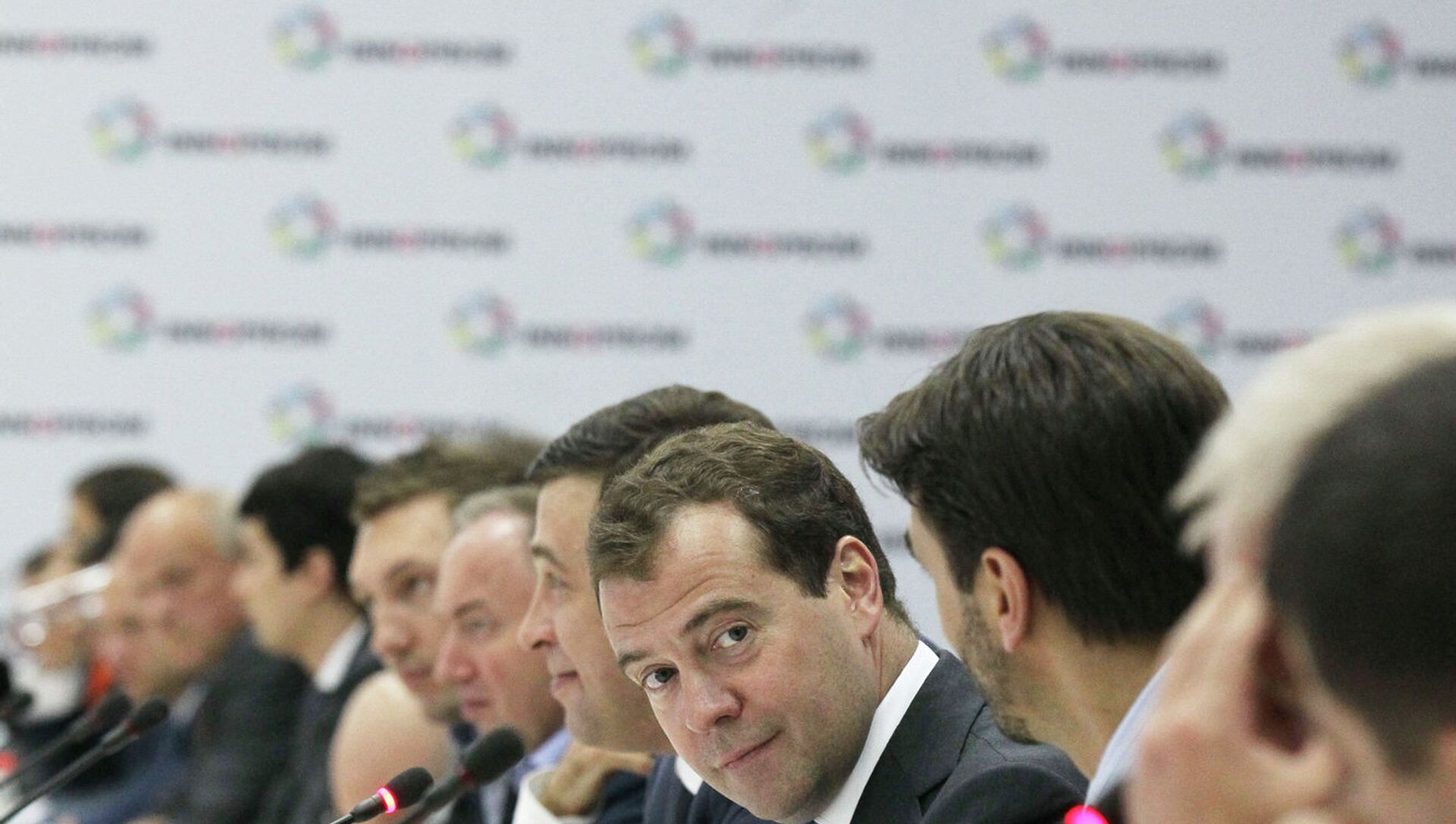 Переговоры медведева. Встреча Медведева с оппозиционерами 2012. Зальцбург встреча Медведев д.а. Учителя года 2011 встреча с Медведевым фото. Медведев встреча с жителями в Геленджике 2009 год.