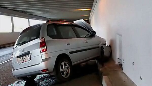 Hyundai на полном ходу врезался в стену тоннеля на юге Москвы