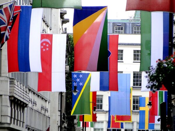 По всему центру развешаны флаги участников будующей Олимпиад