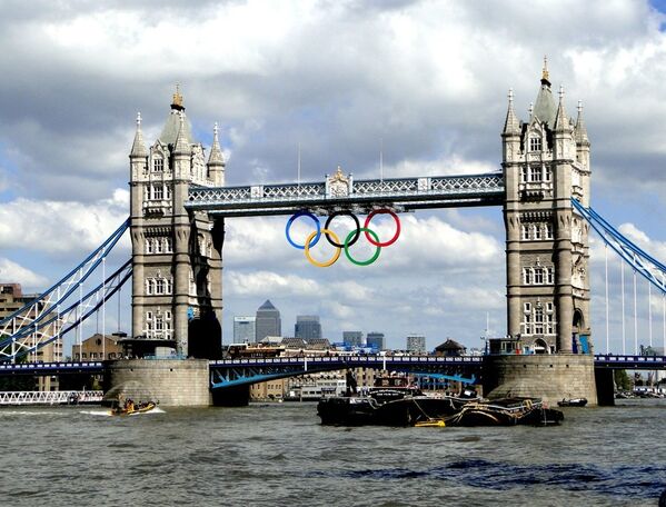 Олимпийские кольца висят на Тауэрском мосту