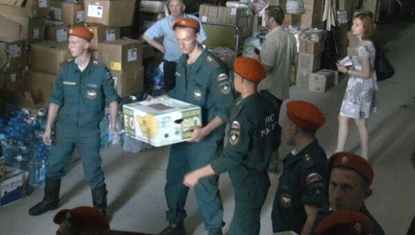 Курсанты МЧС погрузили в фуру 20 тонн вещей для отправки в Крымск 