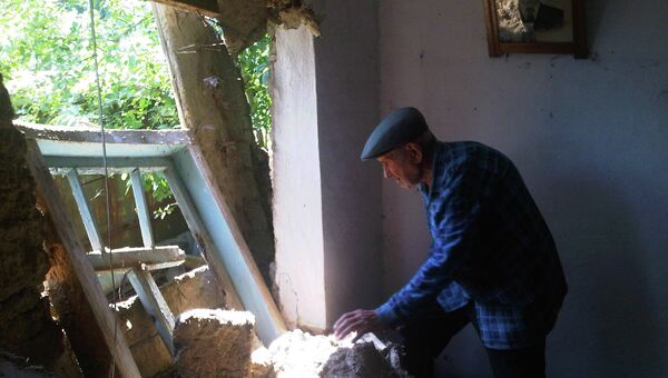82-летний житель хутора Верхнеадагум Иван Овсиенко на развалинах своего дома