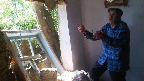 82-летний житель хутора Верхнеадагум Иван Овсиенко на развалинах своего дома