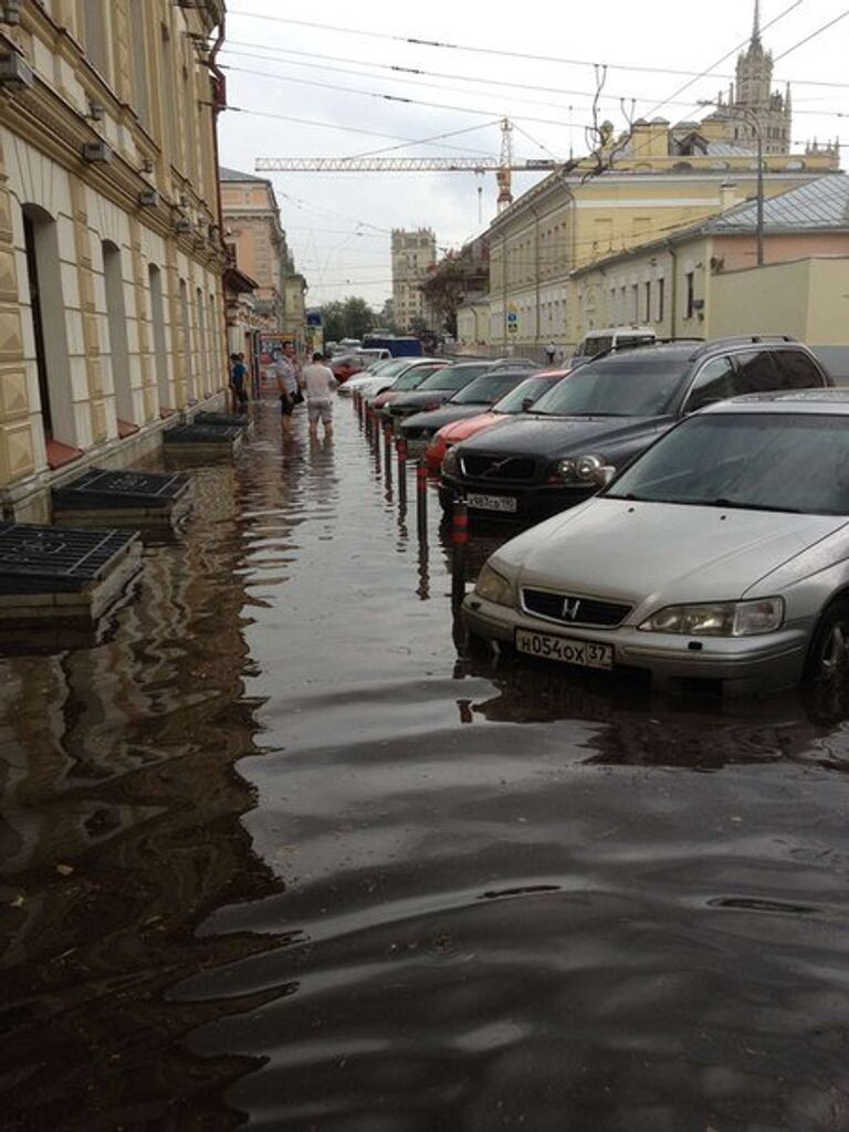 Сильный ливень обрушился на Москву