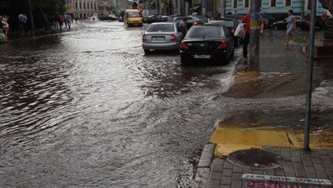 Сильный ливень обрушился на Москву