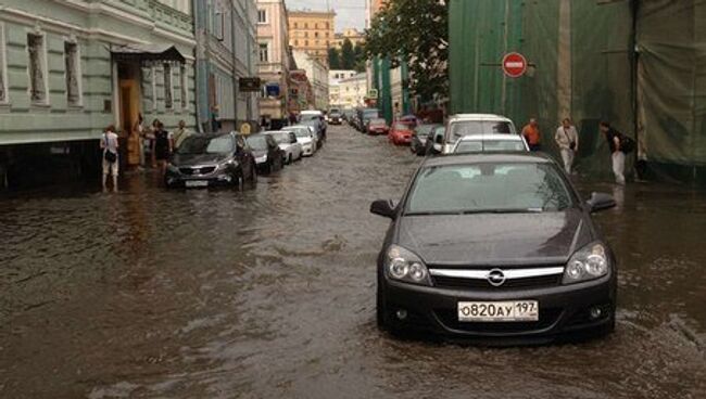 Сильный ливень обрушился на Москву