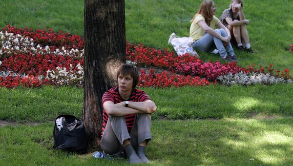 Молодые люди на Гоголевском бульваре в Москве. Архивное фото