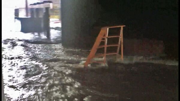 Потоки дождевой воды снесли металлическую лестницу в центре Москвы