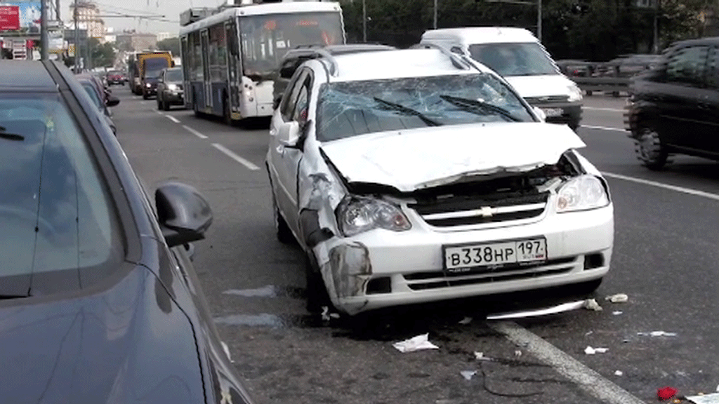 Chevrolet врезался в Opel и опрокинулся на Варшавском шосcе в Москве