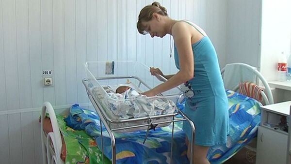 Жизнь в Крымске продолжается - влюбленные женятся, рождаются дети