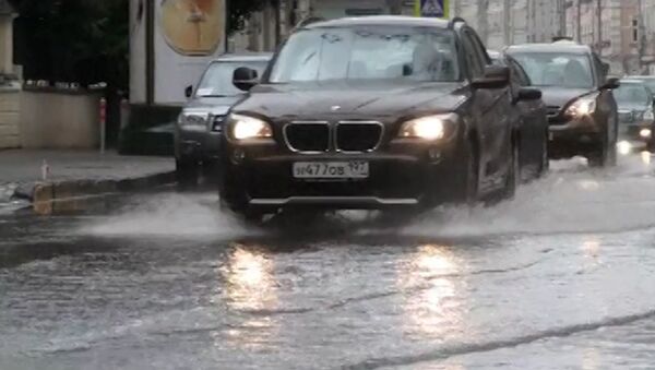 Сильный ливень дважды за сутки накрыл Москву. Видео очевидцев