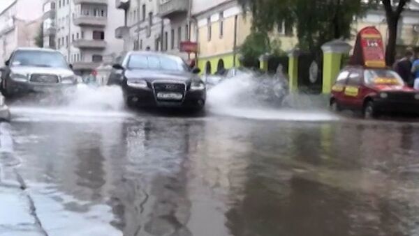 Центр Москвы затопило во время мощного ливня. Съемки очевидца
