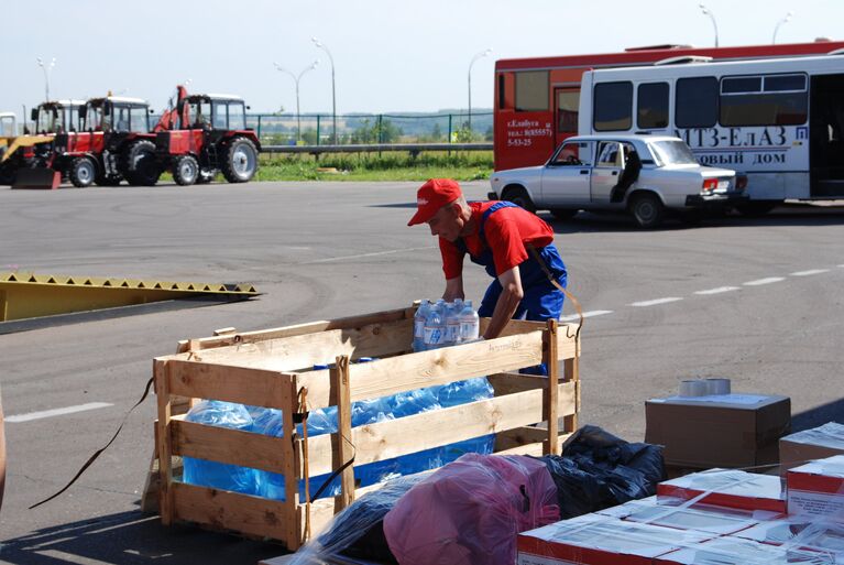 Все аккуратно укладывается в деревянные ящики и подписываетс