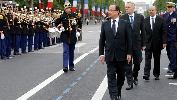 Президент Франции Франсуа Олланд провел военный парад
