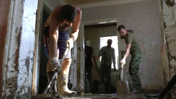 Как волонтеры и военные восстанавливают Крымск после наводнения