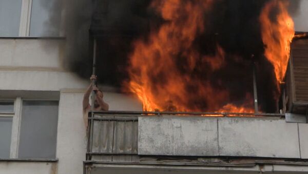 Пожарные, рискуя жизнь, спасли мужчину из горящей квартиры на востоке Москвы