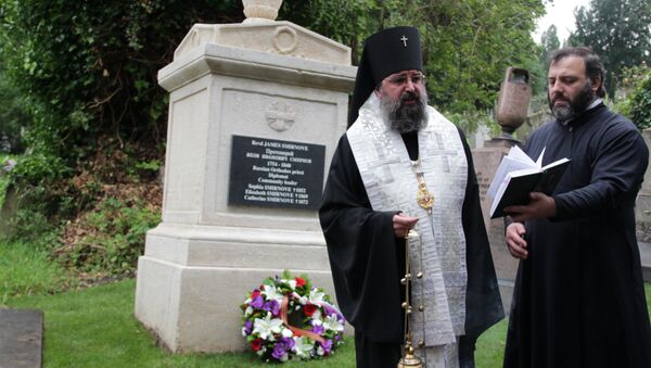 Мемориальная служба у памятника русскому священнику и дипломату Смирнову в Лондоне