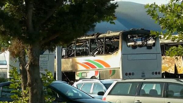 Полиция оцепила почерневший и искореженный от взрыва автобус в Бургасе