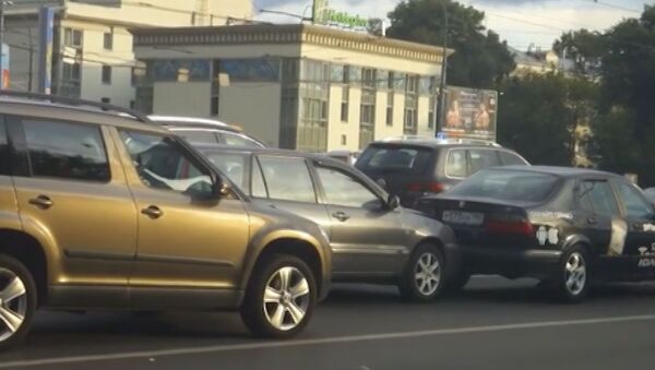 Четыре автомобиля по цепочке столкнулись в центре Москвы
