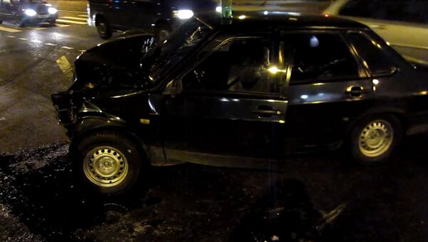Водитель легковушки госпитализирован после аварии с грузовиком в Москве