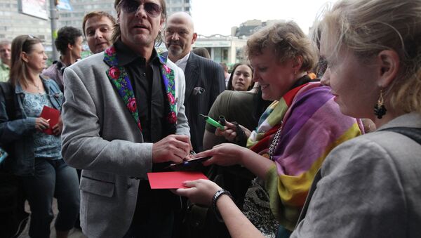 Английский актер Шон Бин дает автограф перед началом премьеры фильма Солдаты удачи в кинотеатре Октябрь.