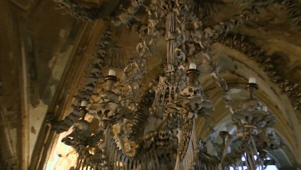 Люстру из человеческих костей и пирамиду из черепов соорудили в Чехии