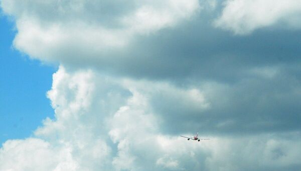 Самолет в небе над Москвой . Архив