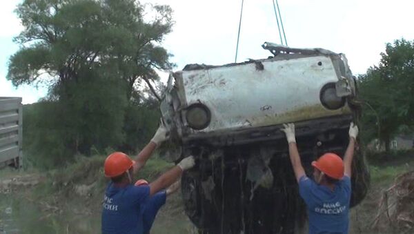 Спасатели вынимают помятые машины из реки в Крымске