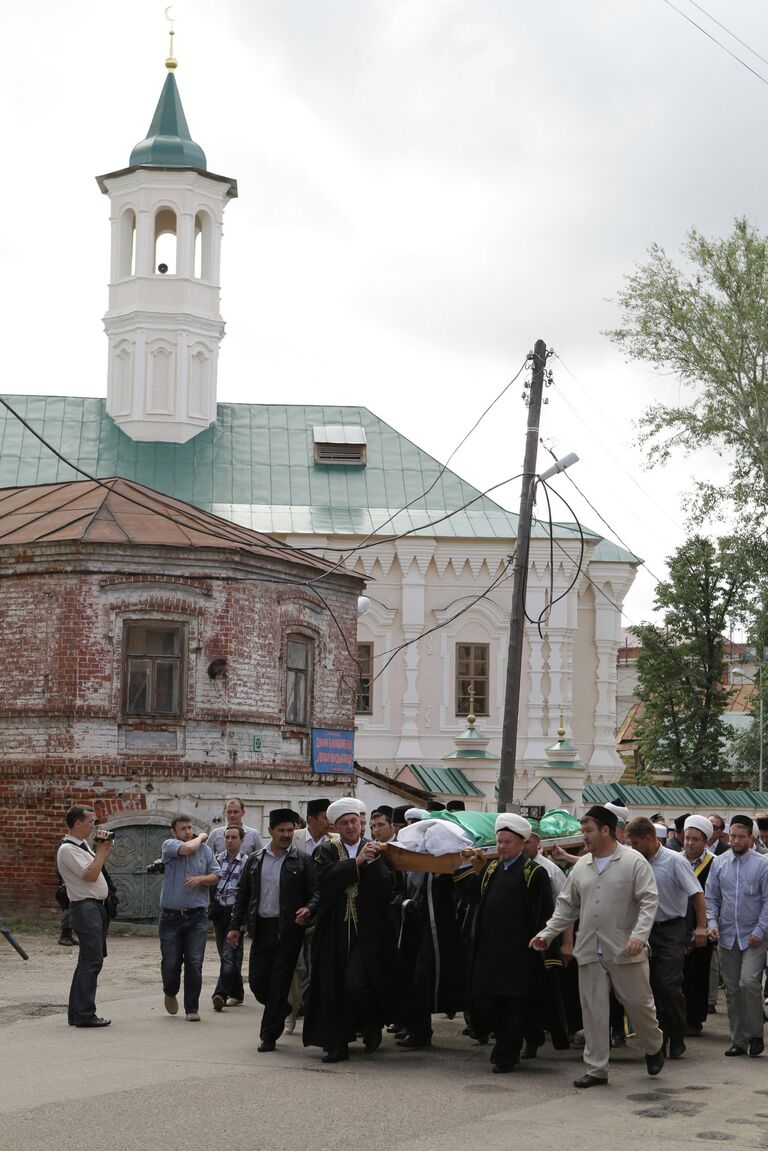 Прощание с погибшим духовным лидером Валиуллой Якуповым