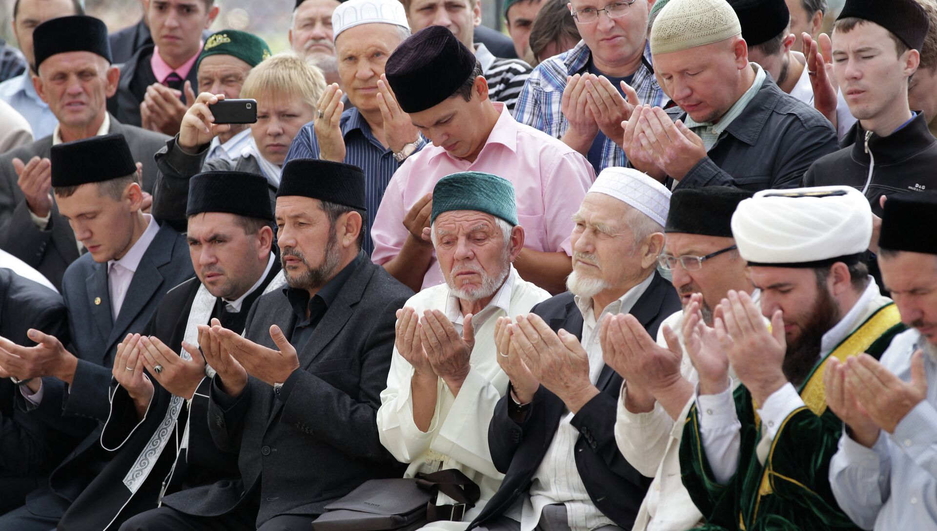 Татары мусульмане или нет. Мусульмане Татарстана. Ислам в Татарстане. Татары молятся. Татары религия.