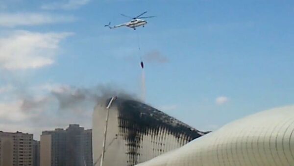 Огонь охватил крышу здания культурного центра в Баку
