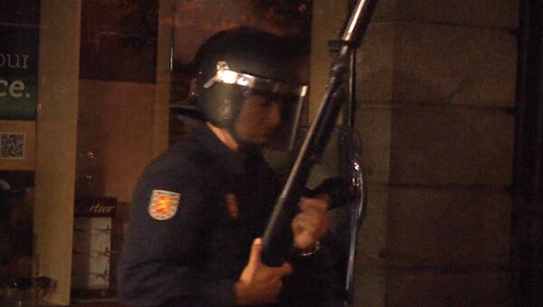 Испанская полиция стреляет в демонстрантов резиновыми пулями