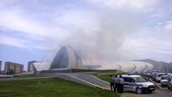 Центр Гейдара Алиева горит в Баку