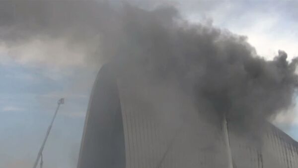 Горящий Центр Гейдара Алиева в Баку окутан дымом
