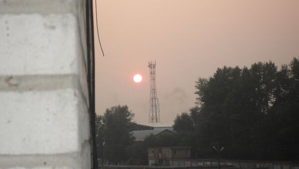 Жители Бердска наблюдали красное солнце над городом