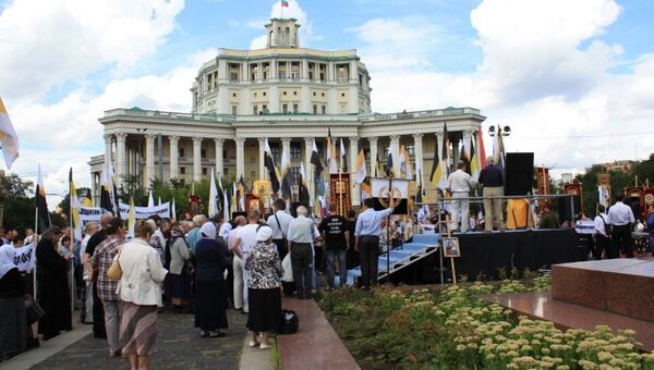 Митинг в защиту РПЦ на Суворовской площади